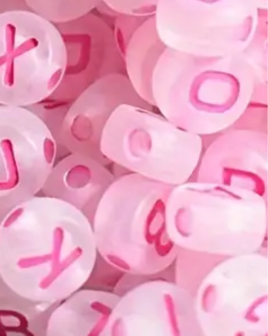 PACK X 2 BOLSITAS DE 100 UN. CUENTAS PLASTICAS CIRCULAR CRISTAL ROSA LETRAS FUCSIA 7 MM. 