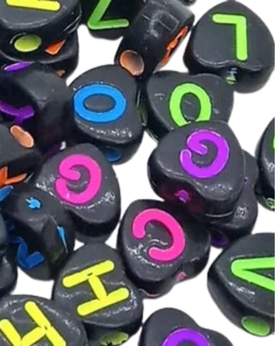 PACK X 2 BOLSITAS DE 100 UN. CUENTAS PLASTICAS CORAZON NEGRO LETRAS COLOR FLUO 7 MM. 