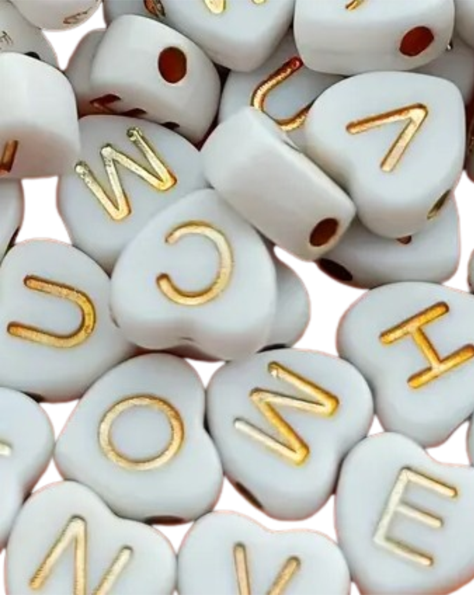 PACK X 2 BOLSITAS DE 100 UN. CUENTAS PLASTICAS CORAZON BLANCO LETRAS DORADAS 7 MM. 